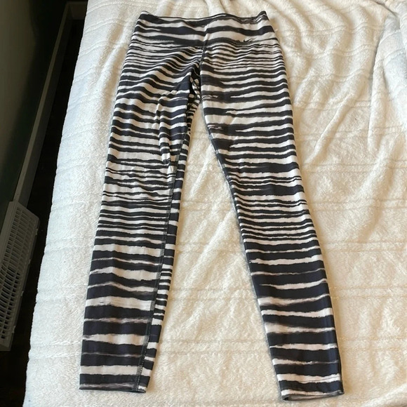 Nike Dri-Fit Zebra print leggings size small with pocket - Picture 2 of 7